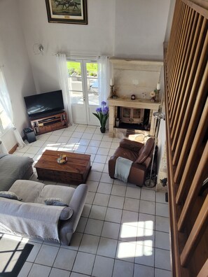 Living area - Charming house with private pool in the center of the historic village. (Rives-d'Autise)