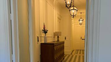 Camera Deluxe con letto matrimoniale o 2 letti singoli, vista giardino | Interni