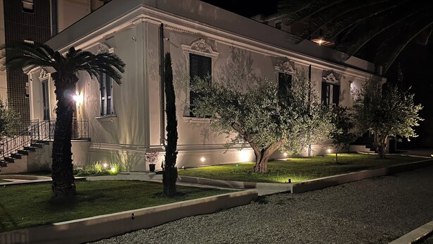 A building with a classical architectural style, featuring a symmetrical facade, columns, and a central entrance with steps. - Dimora di Duen (Villa San Giovanni)