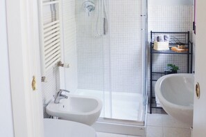 Comfort Double Room, Courtyard View | Bathroom - Residenza Toscanini (Ravenna)