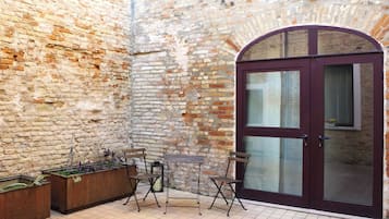 Comfort tweepersoonskamer, terras, uitzicht op de binnenplaats | Terras