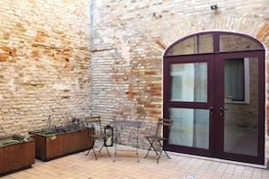 Comfort-dobbeltværelse - terrasse - udsigt til gårdsplads | Terrasse/gårdhave