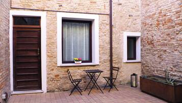 Comfort tweepersoonskamer, uitzicht op binnenplaats | Terras