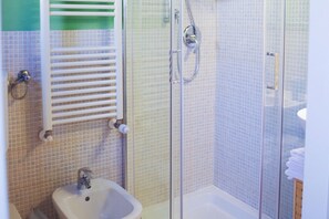 Comfort Triple Room | Bathroom | Shower, hair dryer, towels, soap - Residenza Toscanini (Ravenna)