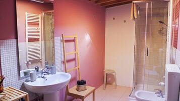 Appartement Familial, patio, vue cour intérieure | Salle de bain