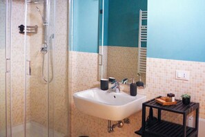 Comfort Double Room, Patio, Courtyard View | Bathroom - Residenza Toscanini (Ravenna)