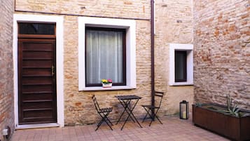 Familienapartment, Terrasse, Blick auf den Innenhof | Terrasse/Patio