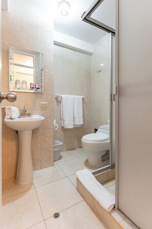 Combined shower/tub, soap, shampoo, toilet paper - HOTEL CIENCIANO (Cusco)