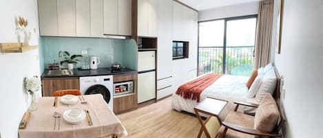 Deluxe Studio, Balcony, City View | Private kitchen