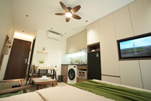 Monolocale Superior, balcone, vista città | Una scrivania, postazione laptop, Wi-Fi gratuito