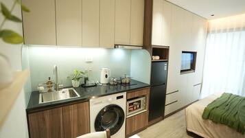 Superior Studio, Balcony, City View | Private kitchen