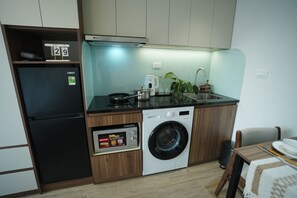 Fridge, microwave, oven, stovetop - Hanoi Aurelia Stay (Tay Ho)