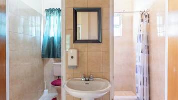 Toallas, jabón, shampoo, papel de baño