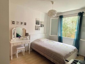 1 slaapkamer, een strijkplank/strijkijzer, wifi, beddengoed