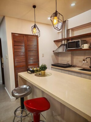 Fridge, microwave, stovetop, dishwasher - Cozy City Studio at Seibu Tower (Taguig City)