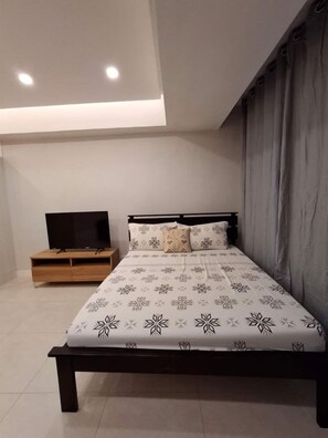Iron/ironing board, bed sheets, wheelchair access - Cozy City Studio at Seibu Tower (Taguig City)