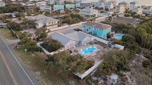 Ett bostadsområde med hus, en swimmingpool och en väg.