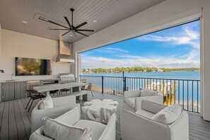 Outdoor dining - Lake Front Main House with Gulf Views, Pool and Low-Speed Vehicle (Santa Rosa Beach)