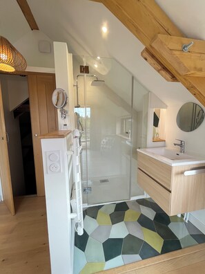 Shower, hair dryer, towels, soap - Charming peaceful Normandy House w/Garden, terrace near Honfleur/Deauville (Saint-Gatien-des-Bois)