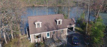 Lakehouse Escape  Private Beach, Waterfront Retreat. Close to Traverse City