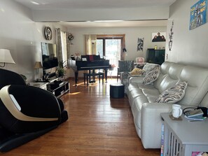 Living area - Spacious waterfront 4-bedroom home in a peaceful neighborhood (TRAVERSE CITY)