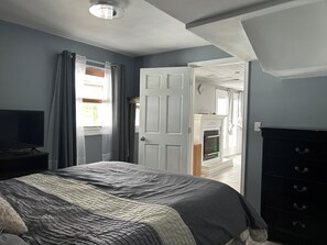 Room - Spacious waterfront 4-bedroom home in a peaceful neighborhood (TRAVERSE CITY)