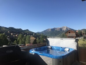 Outdoor spa tub - LUXURY 4-BED 5-BATH VILLA ACROSS FROM Mt CB BASE, SLEEPS 12 (Crested Butte)