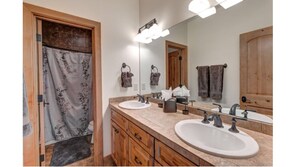 Bathroom - LUXURY 4-BED 5-BATH VILLA ACROSS FROM Mt CB BASE, SLEEPS 12 (Crested Butte)