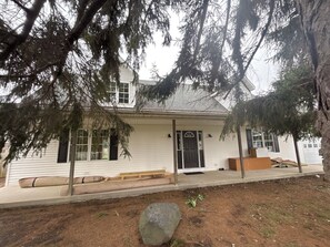 Exterior - Rusty’s Cape Cod   4-bedrooms, sleeps 8  newly renovated (Findlay)