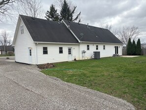 Exterior - Rusty’s Cape Cod   4-bedrooms, sleeps 8  newly renovated (Findlay)