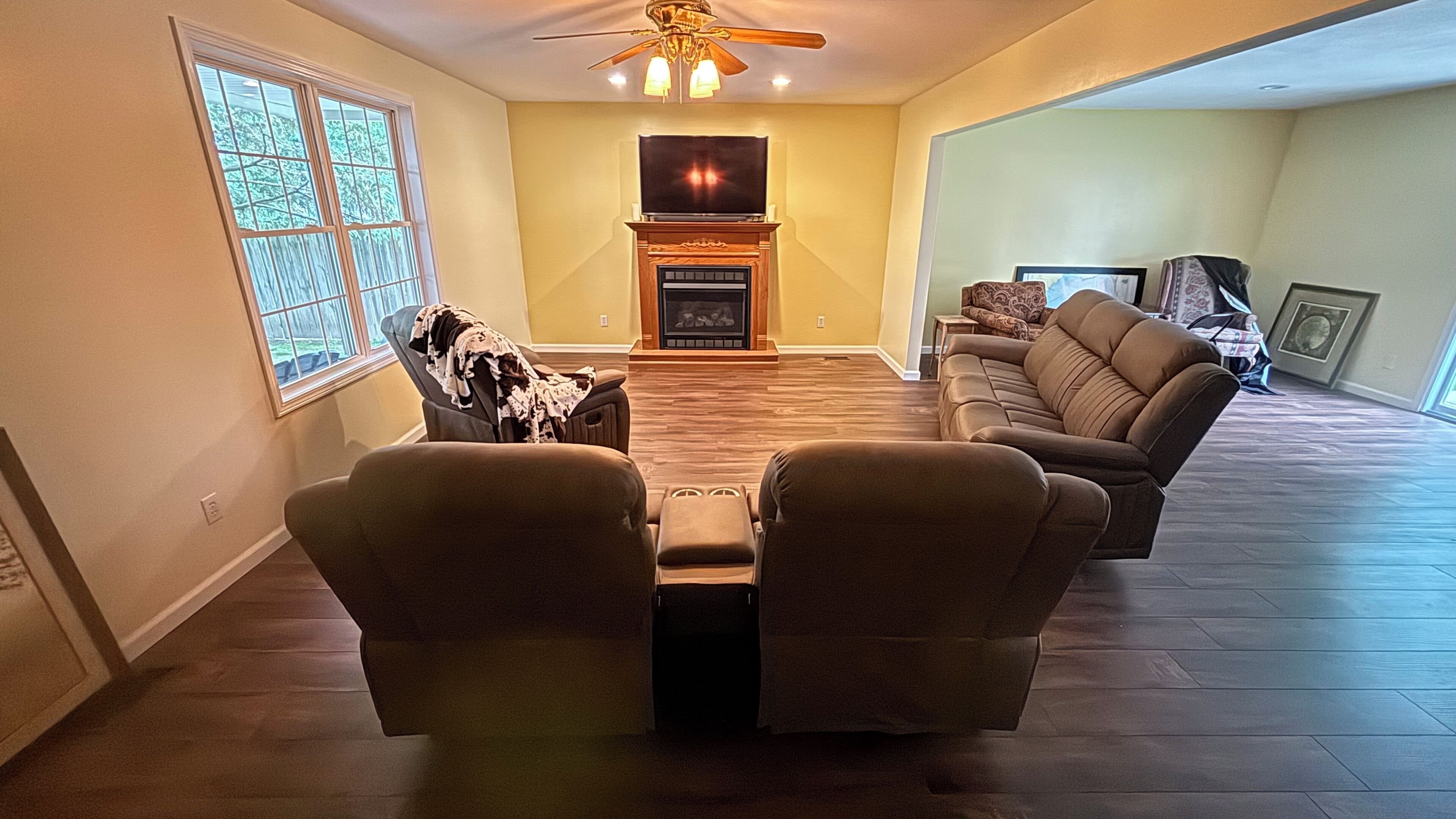 TV, fireplace