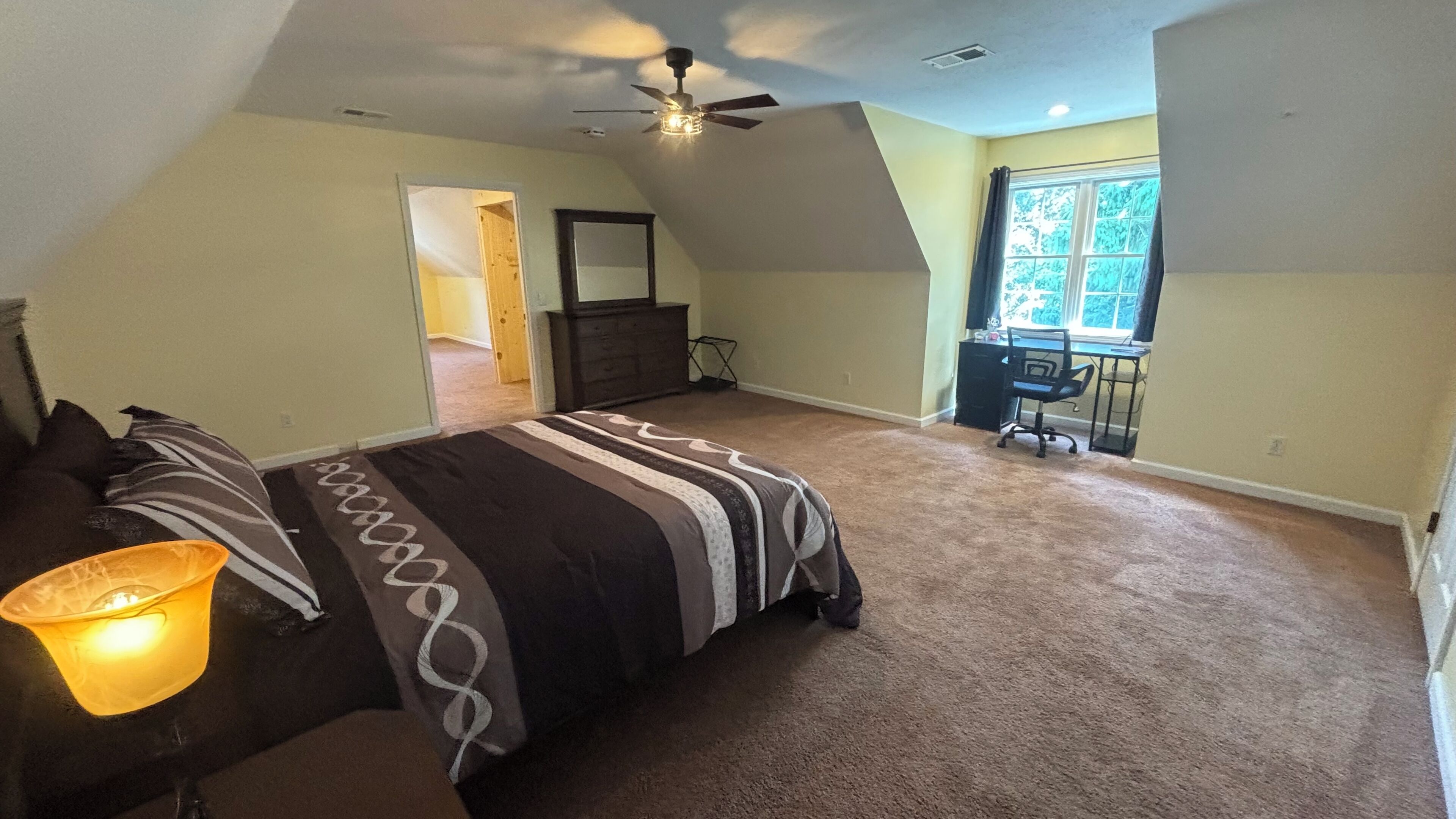 4 habitaciones, tabla de planchar con plancha, wifi y ropa de cama 