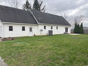 Exterior - Rusty’s Cape Cod   4-bedrooms, sleeps 8  newly renovated (Findlay)