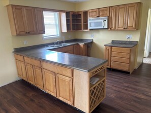 Private kitchen - Rusty’s Cape Cod   4-bedrooms, sleeps 8  newly renovated (Findlay)