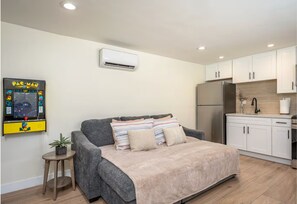 Iron/ironing board, WiFi, bed sheets - Modern La Mesa Studio -Arcade Games -Near SDSU (La Mesa)
