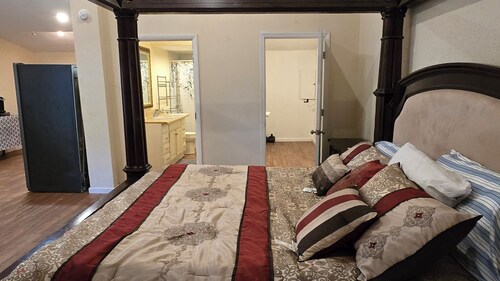 Cozy Studio Barndominium in welcoming Plant City with AC/ Heat and private