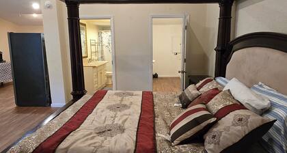 Cozy Studio Barndominium in welcoming Plant City with AC/ Heat and private