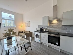 Interior - City Vibes & Comfort: 3BR Gem by Earl's Court (Greater London)