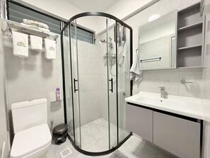 Secadora de cabello, toallas, jabón, papel de baño 