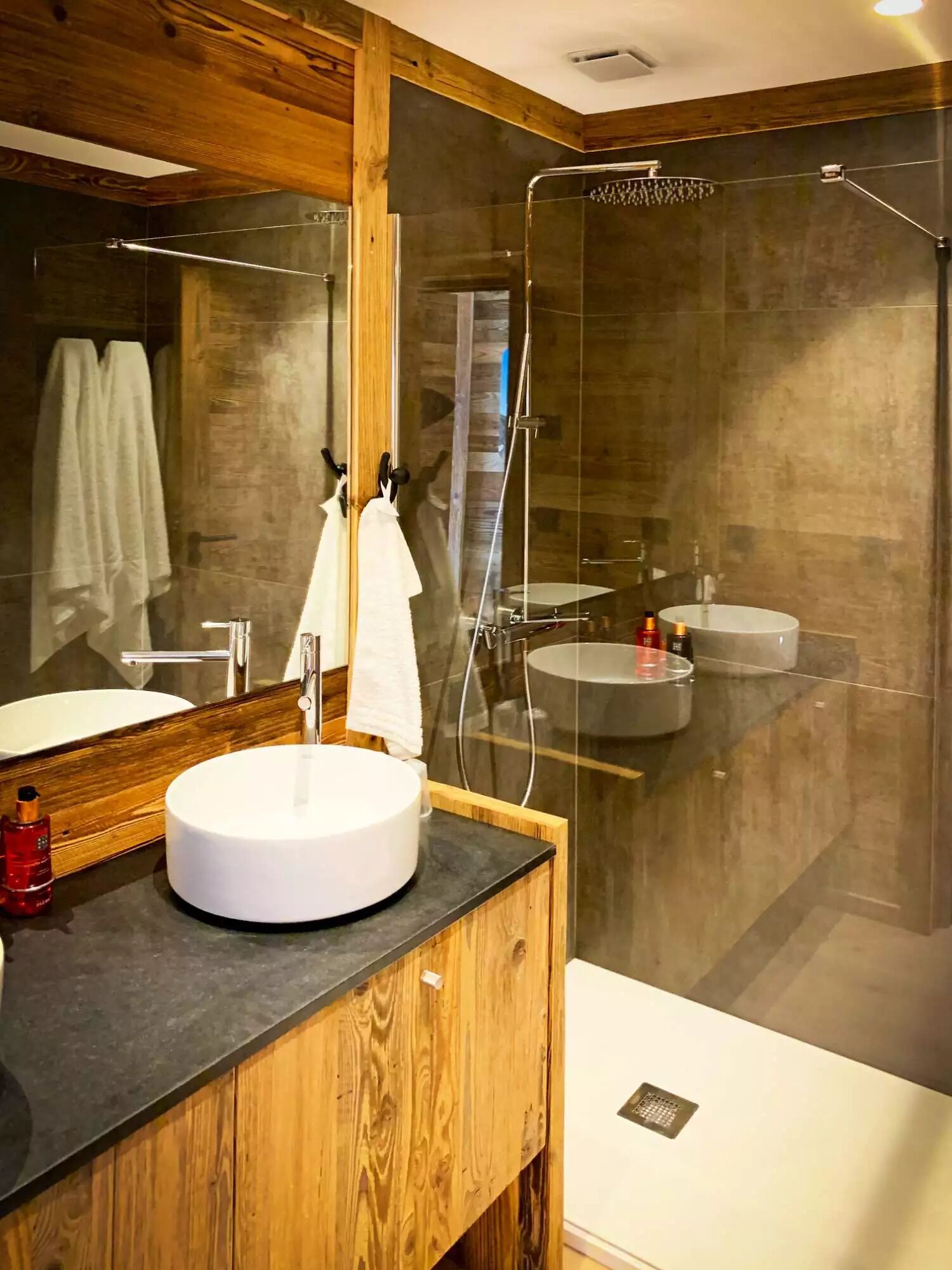 Een bubbelbad, een haardroger, een bidet, handdoeken