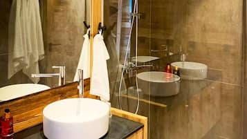 Een bubbelbad, een haardroger, een bidet, handdoeken