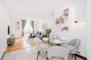 City-Apartment | Essbereich im Zimmer