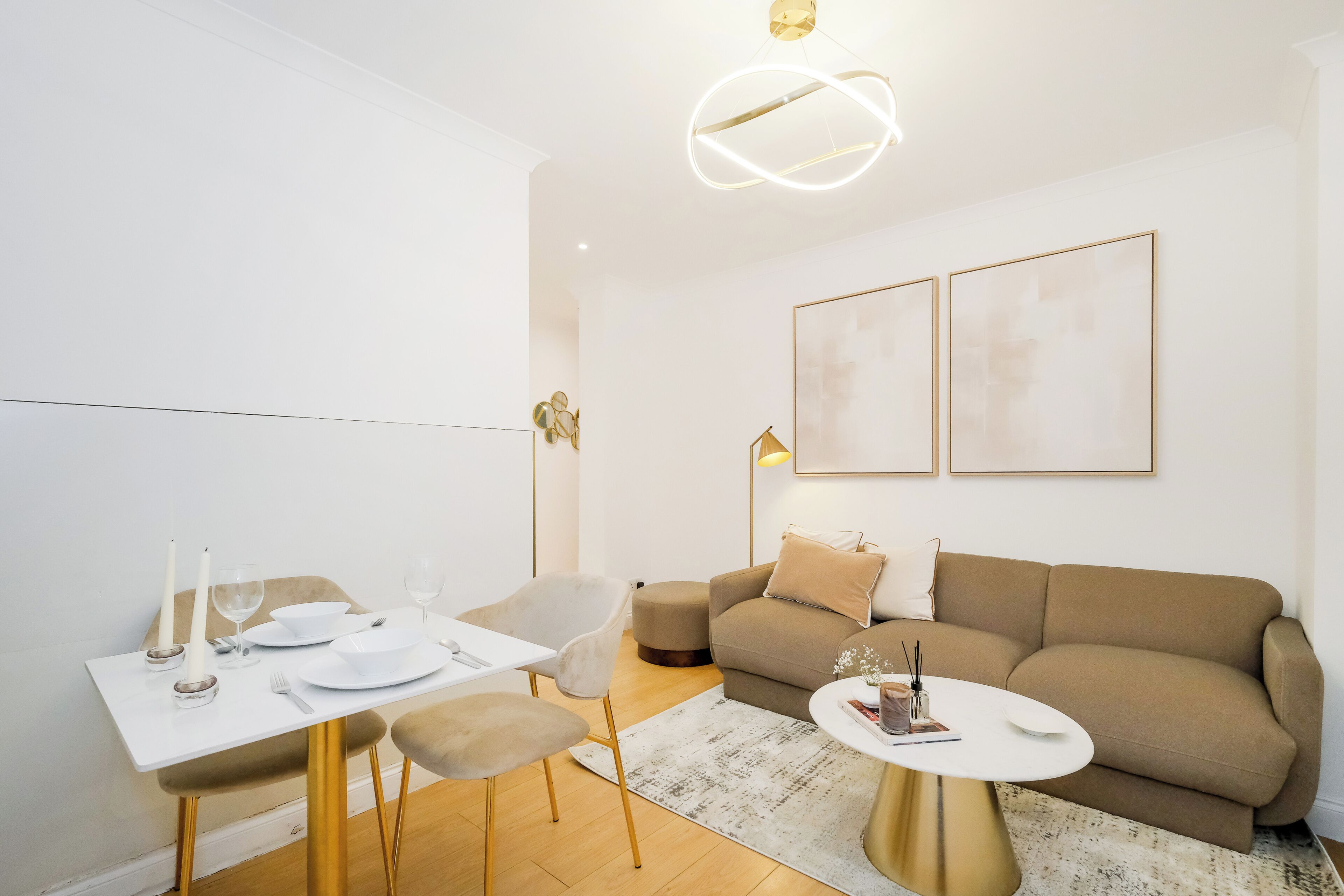Ett modernt vardagsrum med en matplats, en soffa och ett soffbord.