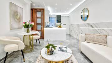 Appartamento Luxury | Area soggiorno | Smart TV 55 pollici con canali via cavo