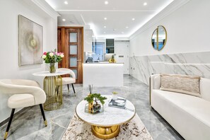 Luxury Apartment | Living area | 55-inch Smart TV with cable channels - Cumberland Court (London)