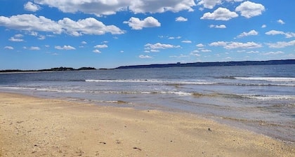 Cozy 2-bedroom house in soothing Highlands, steps away to the Bay!