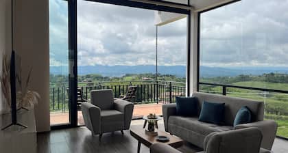 Chalet con piscina infinity y vistas 180