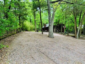Ein Campingplatz mit einem Kiesweg, umgeben von dichtem Grün.