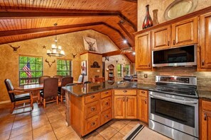 Microwave, oven, stovetop, dishwasher - Lone Star Hacienda welcomes you to your private paradise for couples or families (Pottsboro)