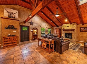 Interior - Lone Star Hacienda welcomes you to your private paradise for couples or families (Pottsboro)